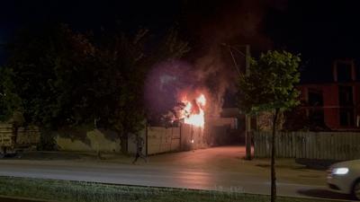 Bursa'da fabrika yang�n�! Alevler geceyi ayd�nlatt�