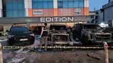 Galeride yang�n zinciri! Park halindeki l�ks ara�lar k�le d�nd�