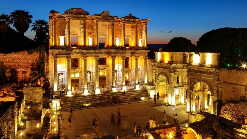 Tarihi antik kent ışık saçıyor... Efes'te gece müzeciliği başladı