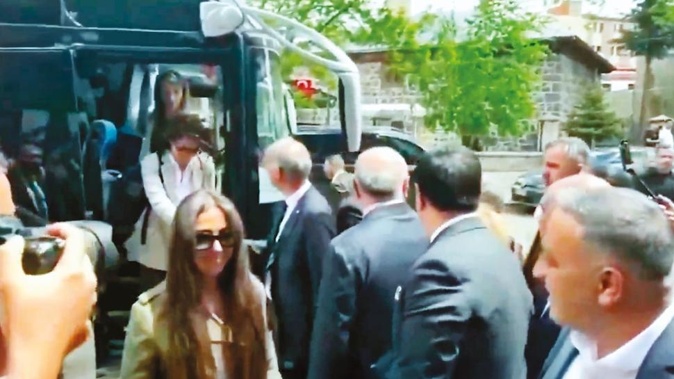 33 yıl sonra ilk geçiş... Doğu Kapısı'nda Ermenistanlı iş insanları konvoyu
