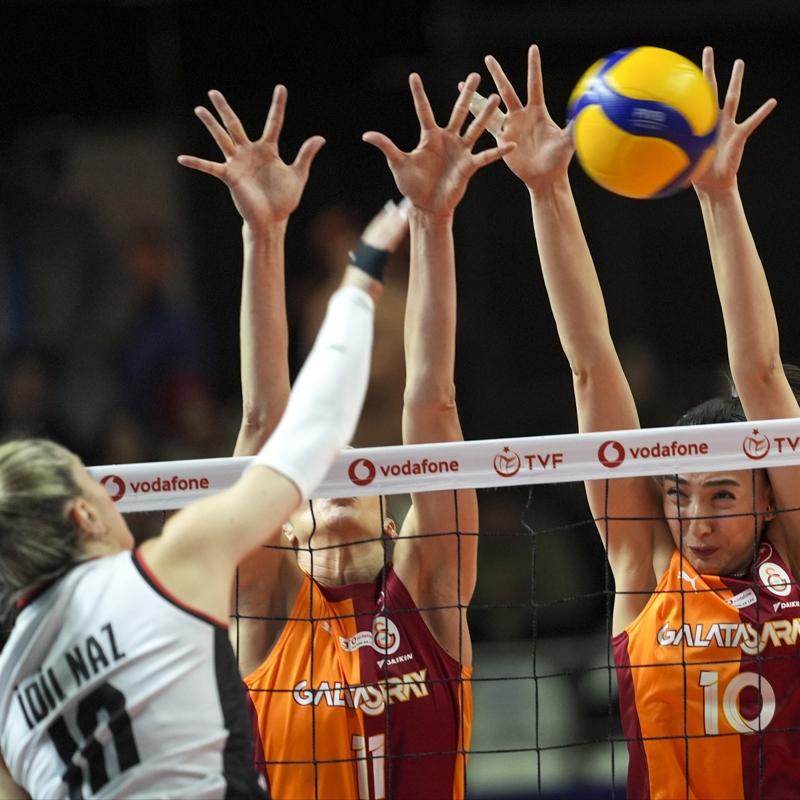 Galatasaray'da iki ayr�l�k birden! Resmen a��kland�