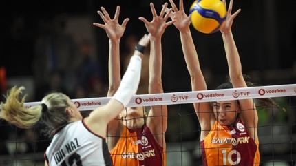 Galatasaray'da iki ayr�l�k birden! Resmen a��kland�