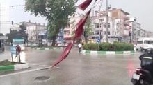 Bursa'da �rnek davran��... �iddetli ya���ta ilk d���nd�kleri T�rk Bayra�� oldu