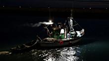 Karadeniz'de T�rk bal�k�� teknesine sald�r�... �l� ve yaral�lar var