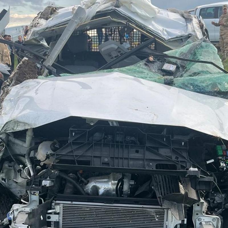 Erzurum'da feci kaza! Hurdaya d�nen ara�tan sa� ��kamad�lar