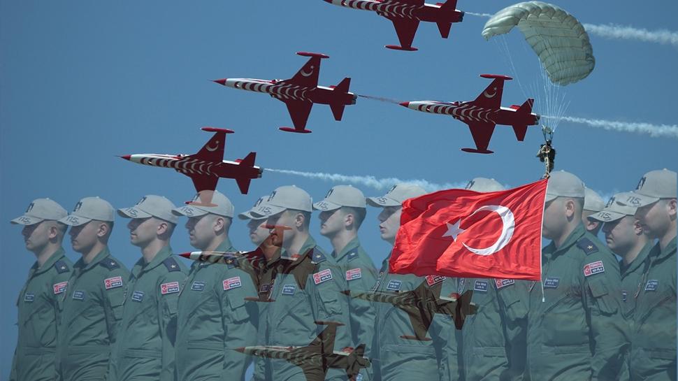 İzmir'de gökyüzü gururla kaplandı! Türk ordusunun gücü göz kamaştırdı
