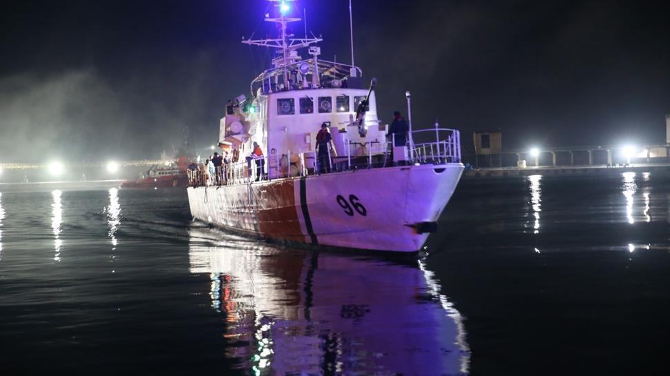 Karadeniz'de T�rk bal�k�� teknesine sald�r�... �l� ve yaral�lar �nebolu Liman�'na getirildi