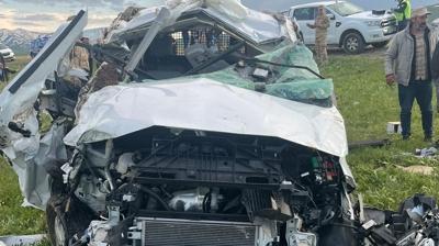 Erzurum'da feci kaza! Hurdaya d�nen ara�tan sa� ��kamad�lar
