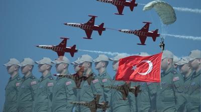 �zmir'de g�ky�z� gururla kapland�! T�rk ordusunun g�c� g�z kama�t�rd�
