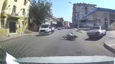 Motosikletin otomobile �arpma an� ara� kameras�nda
