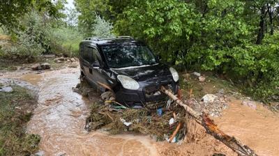 Sağanak ve dolu hayatı olumsuz etkiledi: Araçlar sele kapıldı