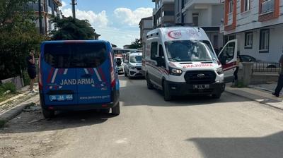 Sinirden gözü döndü, ailesine bıçakla saldırdı: 4 yaralı