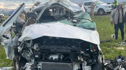 Erzurum'da feci kaza! Hurdaya d�nen ara�tan sa� ��kamad�lar