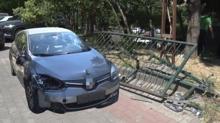 B�y�ke�ekmece'de feci kaza! Demir kap� savrulup velilere �arpt�: �ok say�da yaral� var