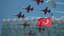 �zmir'de g�ky�z� gururla kapland�! T�rk ordusunun g�c� g�z kama�t�rd�