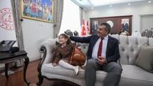 Makam odas�nda duygusal anlar: Bakan Tekin, A��k Veysel hayran� k���k Nil'i ba�r�na bast�
