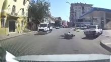 Motosikletin otomobile �arpma an� ara� kameras�nda