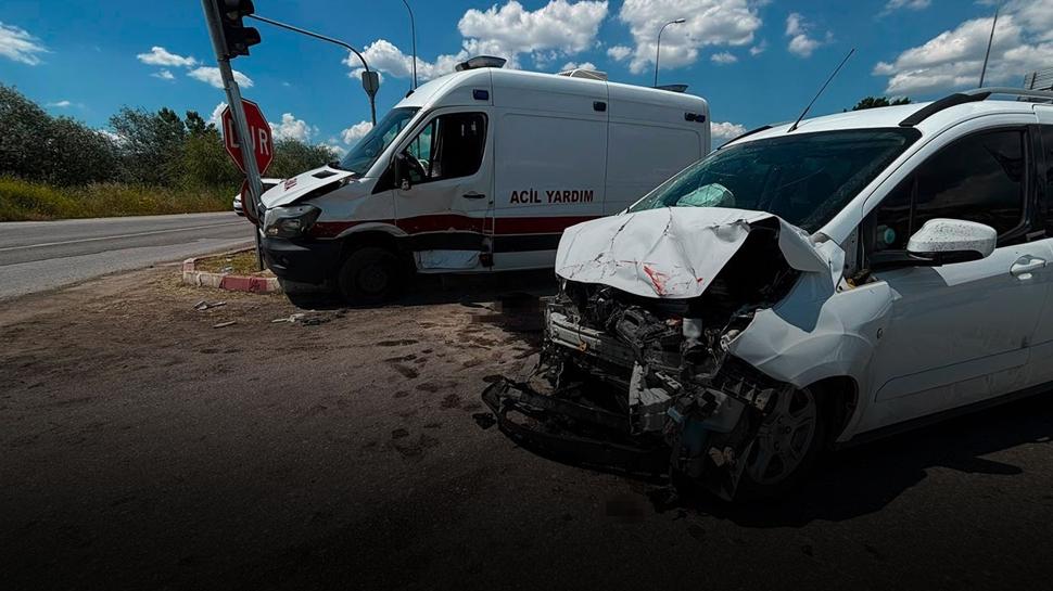 Kütahya'da ambulansla araba çarpıştı: Biri çocuk 7 kişi yara