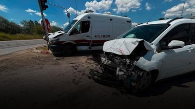 Kütahya'da ambulansla araba çarpıştı: Biri çocuk 7 kişi yaralandı