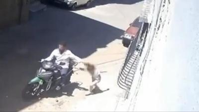 Gaziantep'te vicdanlar� yaralayan g�r�nt�! K�z�n� darbedip motosikletle s�r�kledi