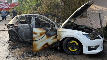 Antalya'da feci kaza: Yanan araba duvara �arparak durabildi