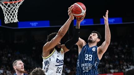 Fenerbah�e Beko, Anadolu Efes'i yenerek finalde!