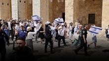 Mescid-i Aksa'da al�ak provokasyon: Aranan az�l� fanatik Kubbet�'s Sahra'da bayrak a�t�