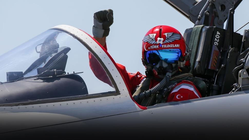 Türk Yıldızları göklerde yükseldi: Gösteri uçuşuyla nefesler