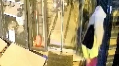 B�yle h�rs�zl�k g�r�lmedi: Peruk tak�p �ort giydi