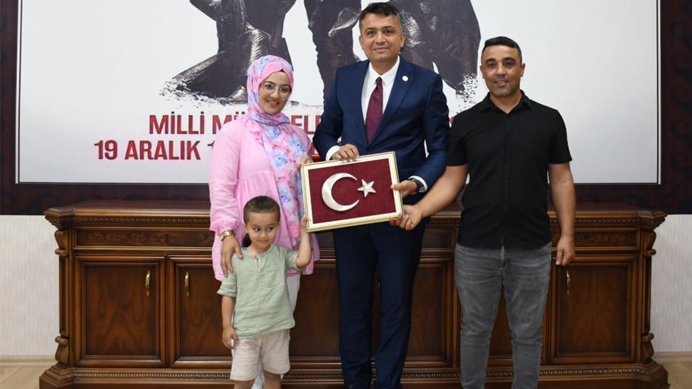 Araçlarından inip Türk bayrağını yerden aldılar! Gözleri dol