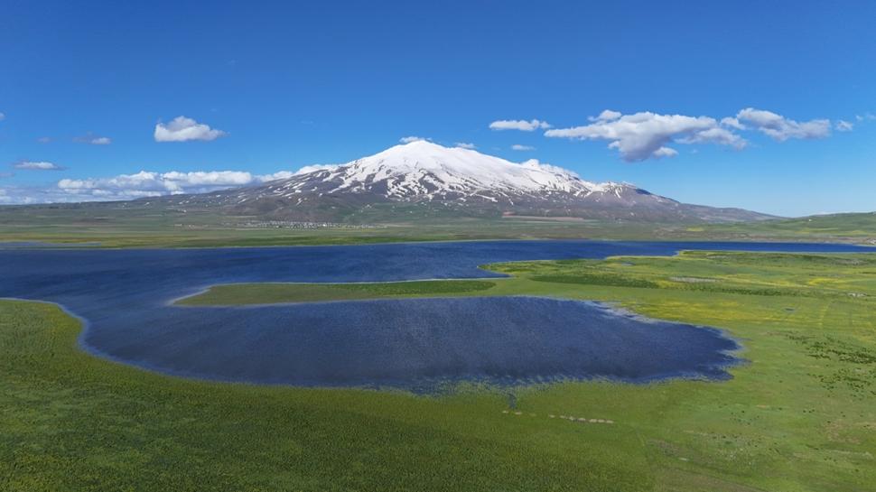 Burası İzlanda değil, Bitlis: Süphan Dağı ve Cil Gölü görenl