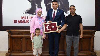 Ara�lar�ndan inip T�rk bayra��n� yerden ald�lar! G�zleri dolduran s�r�c�ler makamda a��rland�