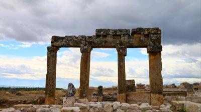 U�ak'a yolunuz d��erse bu noktalar� g�rmeden d�nmeyin! Bir yan� antik kent bir yan� kanyon...