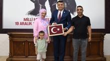Ara�lar�ndan inip T�rk bayra��n� yerden ald�lar! G�zleri dolduran s�r�c�ler makamda a��rland�