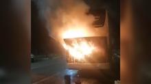 Samsun'da faciadan d�n�ld�: Seyir halindeki yolcu otob�s� alev ald�