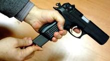 Sosyal medya efeli�i pahal�ya patlad�... Silah te�hiri payla��m�nda 14 g�zalt�