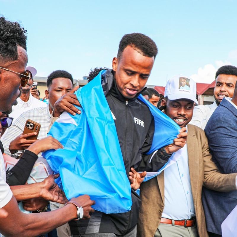 ABD'ye al�nmam��t�! Somalili hakem �lkesinde kahraman gibi kar��land�