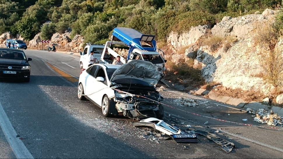 Antalya'da kamyonet ile otomobil çarpıştı: 2 sürüc