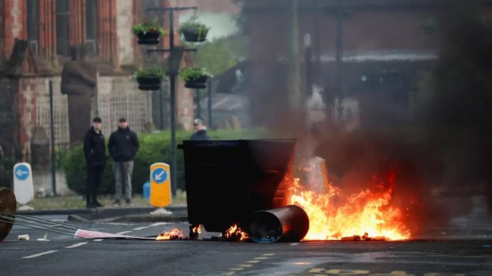 Kuzey İrlanda karıştı! Göçmen karşıtı protestolar şiddete dö
