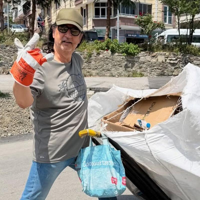 �ark�c� �elik sokak sokak gezip ka��t at�k toplad�!
