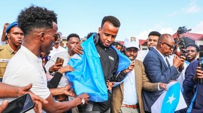 ABD'ye al�nmam��t�! Somalili hakem �lkesinde kahraman gibi kar��land�