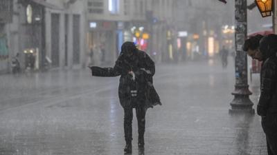 Bakanl�k duyurdu! 10 il i�in 'sar�' kodlu meteorolojik uyar�