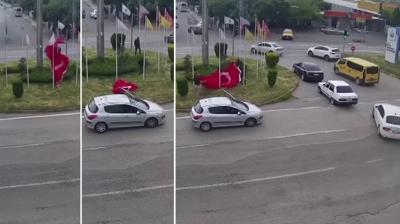 Trafiğin ortasında seferber oldular! Düşen bayrak için duygulandıran anlar