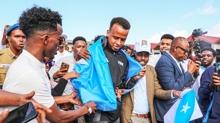 ABD'ye al�nmam��t�! Somalili hakem �lkesinde kahraman gibi kar��land�