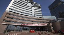 �zg�r �zel'in kurmaylar�na ihra�! CHP S�zc�s� Sar�: 9 ki�i disipline sevk edildi
