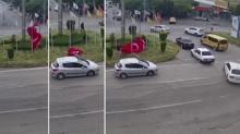 Trafi�in ortas�nda seferber oldular! D��en bayrak i�in duyguland�ran anlar