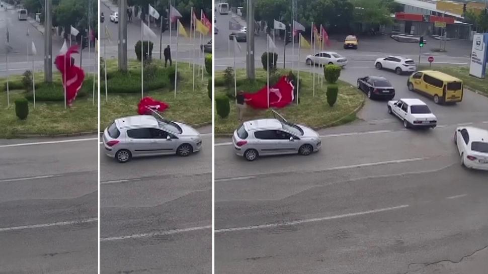 Trafiğin ortasında seferber oldular! Düşen bayrak için duygu
