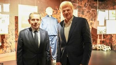 Galatasaray'a s�rpriz ziyaret! Dursun �zbek ile Oliver Kahn bir araya geldi