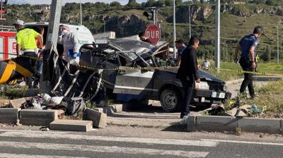 Kayseri'de feci kaza: �ki otomobilde 3 �l�