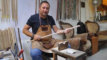 S�n�fta �ngilizce, at�lyede as�rl�k zanaat! Dedesinden ��rendi, at�lye a�t�